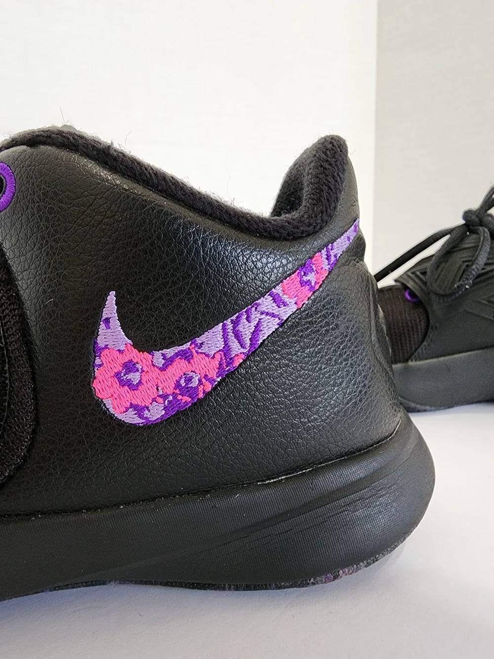 Nike Kyrie Flytrap 3 GS Floral Swoosh Basketball Shoes Black 6Y FLAW READ DESC
